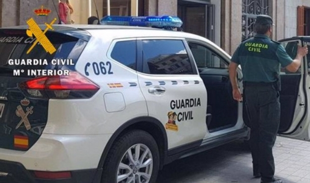 Un agente y un coche de la Guardia Civil, en imagen de archivo (GUARDIA CIVIL) Un agente y un coche de la Guardia Civil, en imagen de archivo (GUARDIA CIVIL)