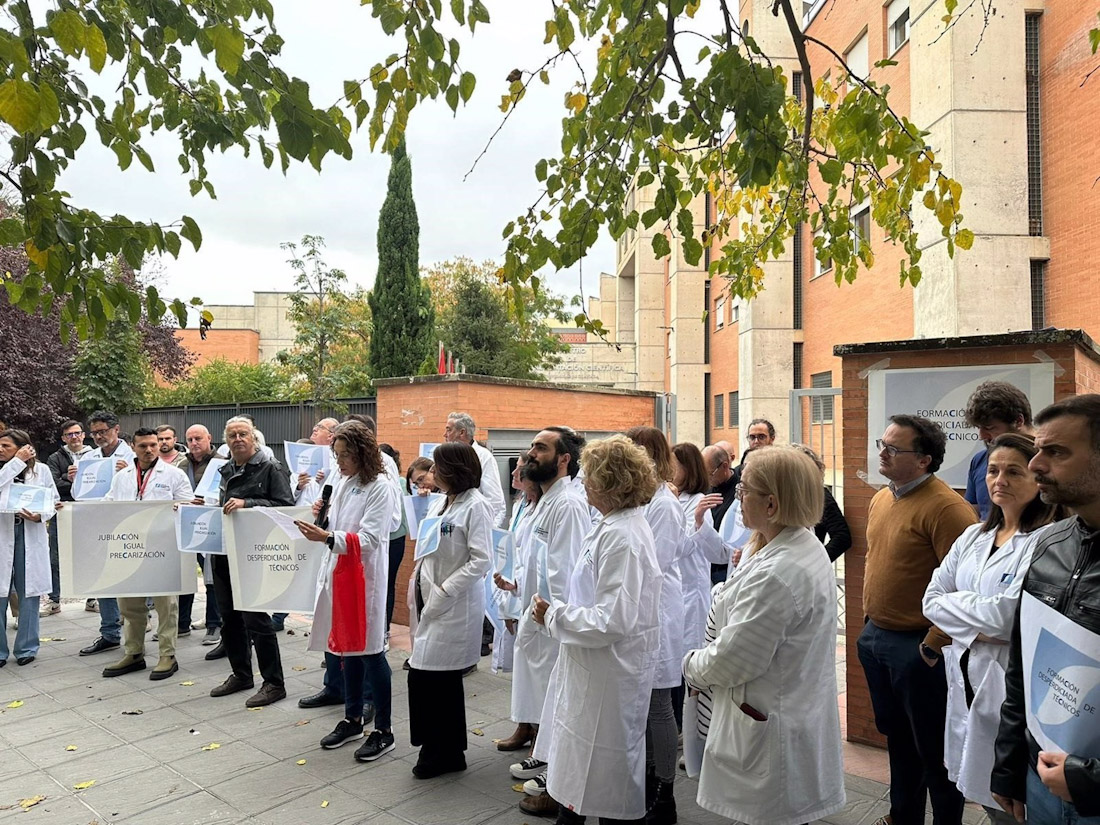 Concentración a las puertas del CIC de la UGR (COMISIÓN DE REPRESENTANTES DEL CIC)