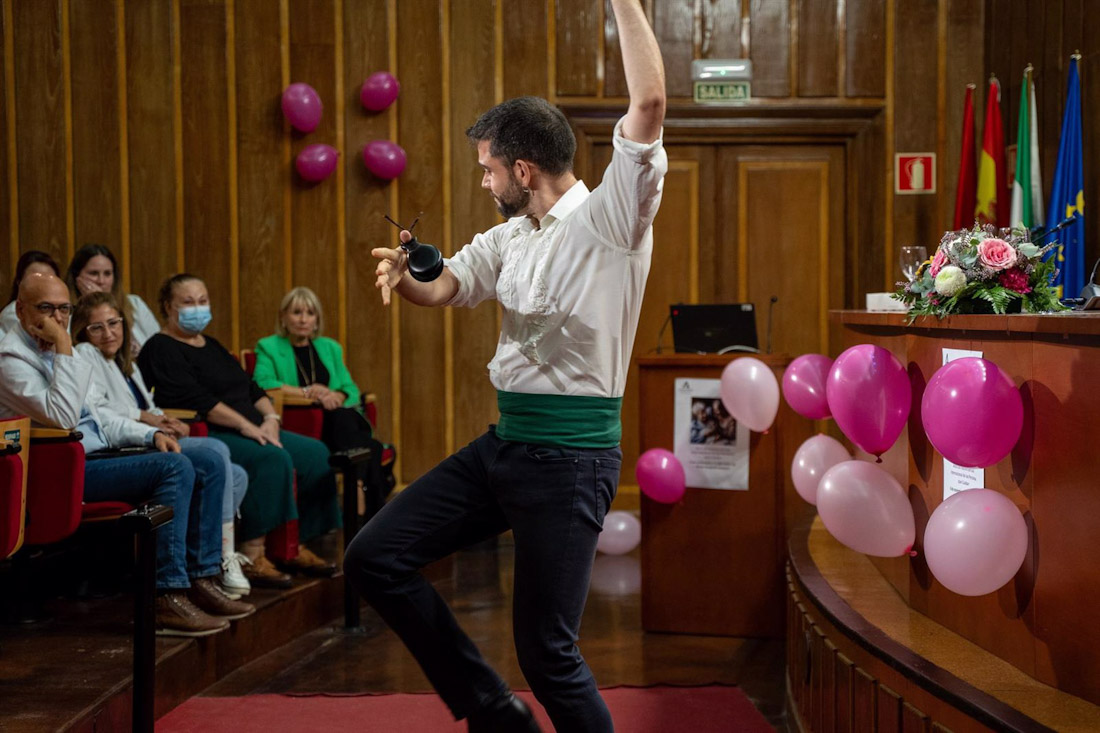 El Hospital Virgen de las Nieves reúne a personas que cuidan a pacientes en un homenaje con bailes regionales (JUNTA DE ANDALUCÍA)