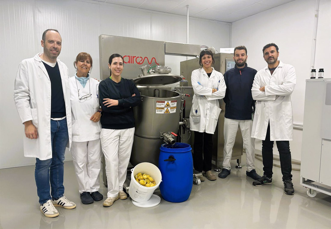 Parte del equipo del proyecto europeo Agro2Circular, en la nueva planta piloto de extracción por microondas en Alhendín (DMC RESEARCH)