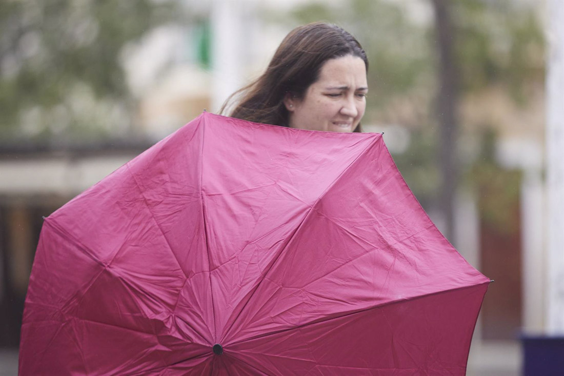 Una chica aguanta su paraguas durante la llegada de la borrasca. Imagen de archivo (JOAQUIN CORCHERO - EUROPA PRESS)