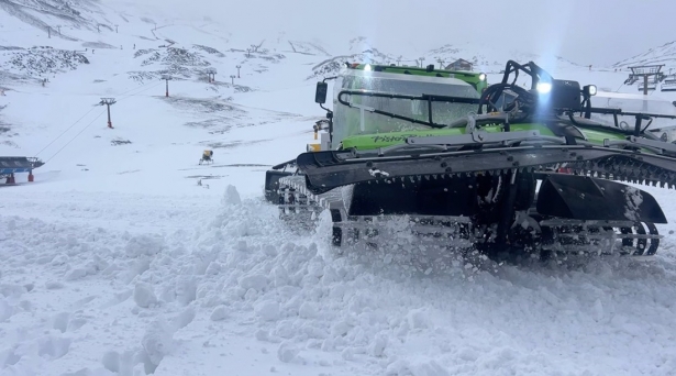 Las máquinas trabajan en la zona de principiantes consolidando la nieve caída durante el temporal (CETURSA SIERRA NEVADA)
