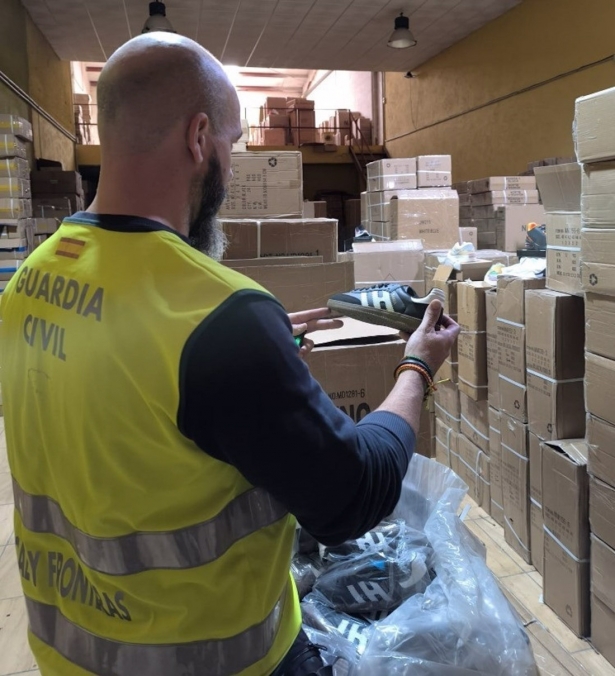 Agente de la Udaiff Granada revisa una zapatilla (GUARDIA CIVIL) Agente de la Udaiff Granada revisa una zapatilla (GUARDIA CIVIL)