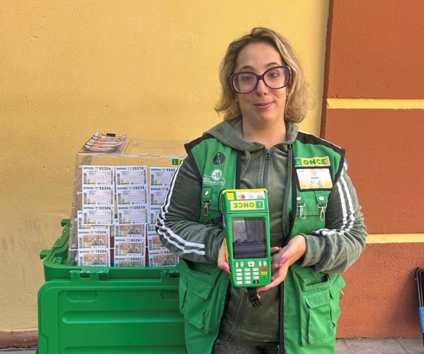 a vendedora de la Once Inmaculada Pérez reparte 350.000 euros en Albolote. (ONCE)