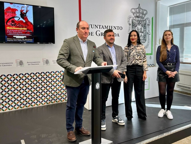 El coordinador de Cultura del Ayuntamiento de Granada, Juan García Montero, interviene en la rueda de prensa sobre la nueva `Carmen` de Bizet que ha programado el Isabel la Católica (AYUNTAMIENTO)