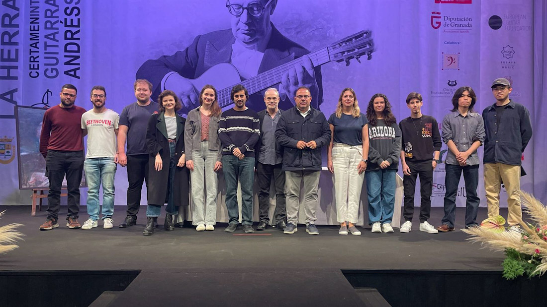Participantes en el XXXIX Certamen Internacional de Guitarra Clásica Andrés Segovia con el alcalde de Almuñécar, Juanjo Ruiz Joya, en el centro cívico de La Herradura (AYUNTAMIENTO)