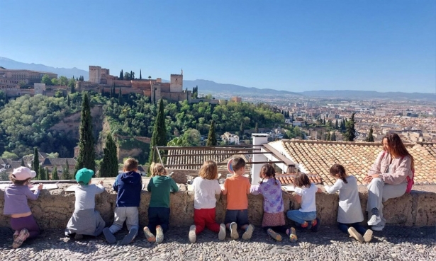 Niños en el mirador de San Nicolás de Granada (AYUNTAMIENTO DE GRANADA) Niños en el mirador de San Nicolás de Granada (AYUNTAMIENTO DE GRANADA)