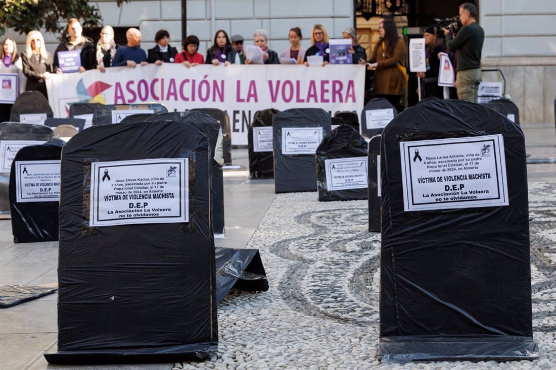Concentración organizada en recuerdo de las víctimas de violencia machista por la asociación La Volaera frente al Ayuntamiento de Granada (ÁLEX CÁMARA/EUROPA PRESS)