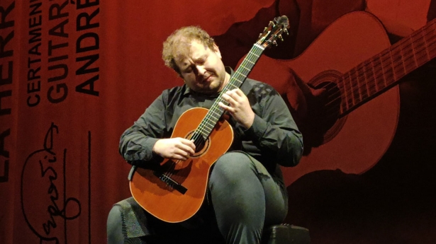 El guitarrista ruso-germano, Igor Klokv (AYTO. ALMUÑÉCAR)