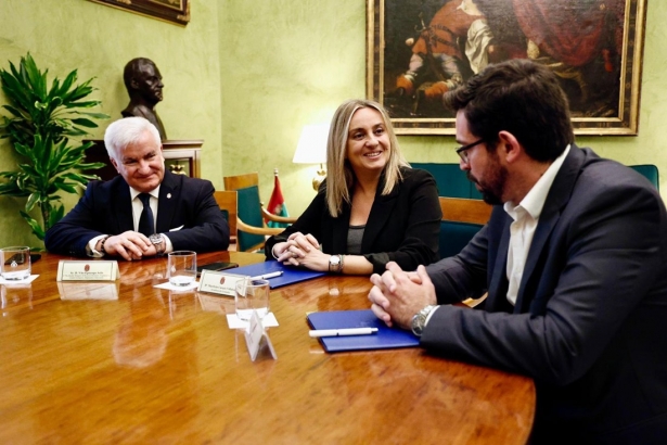 Firma del convenio (AYTO. GRANADA) Firma del convenio (AYTO. GRANADA)