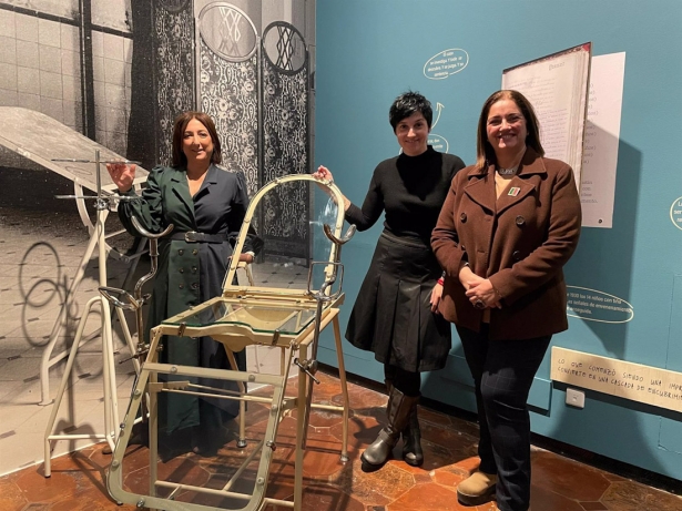 La vicerrectora de Extensión Universitaria, Patrimonio y Relaciones Institucionales de la Universidad de Granada, Marga Sánchez Romero, la comisaria de la exposición, María Luisa Bellido Gant (UGR)