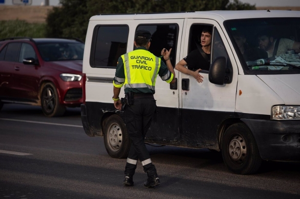 Un guardia civil regulando el tráfico (ALEJANDRO MARTÍNEZ VÉELZ /EUROPA PRESS) Un guardia civil regulando el tráfico (ALEJANDRO MARTÍNEZ VÉELZ /EUROPA PRESS)