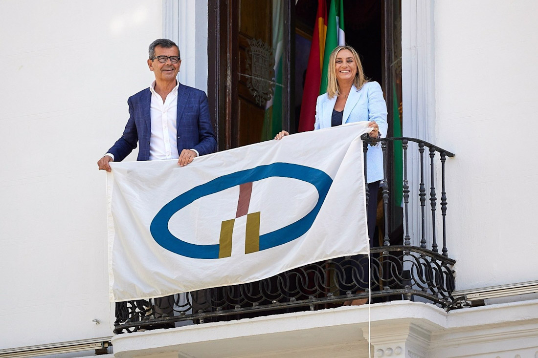 El concejal de Cultura, Juan Ramón Ferreira, en imagen de archivo con la alcaldesa de Granada, Marifrán Carazo, con la bandera de las Ciudades Patrimonio Mundial (AYUNTAMIENTO)