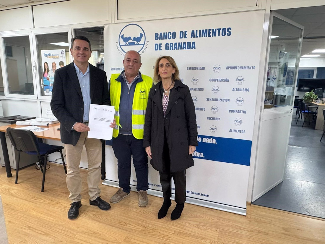 La gerente del Consorcio Vega Sierra Elvira, María José Mateos, junto con el director de Aguasvira, Carlos Corral, y el presidente del Banco de Alimentos de Granada, Manuel Marchal (AGUASVIRA)