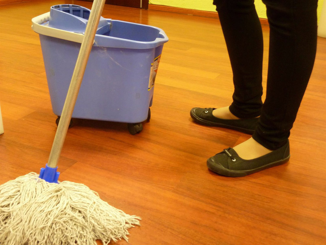 Imagen de recurso de una mujer pasando la fregona tradicional (EUROPA PRESS)