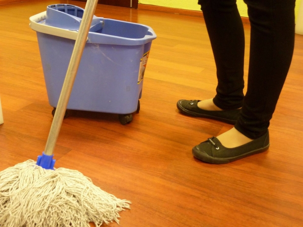 Imagen de recurso de una mujer pasando la fregona tradicional (EUROPA PRESS)