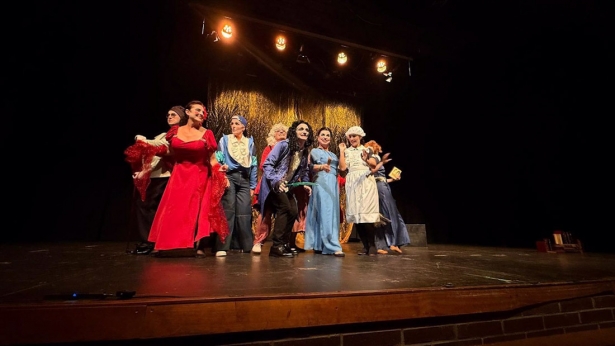 Imagen de la representación de `Las mujeres sabias` de Molière del personal del Hospital Universitario Virgen de las Nieves (JUNTA DE ANDALUCÍA)