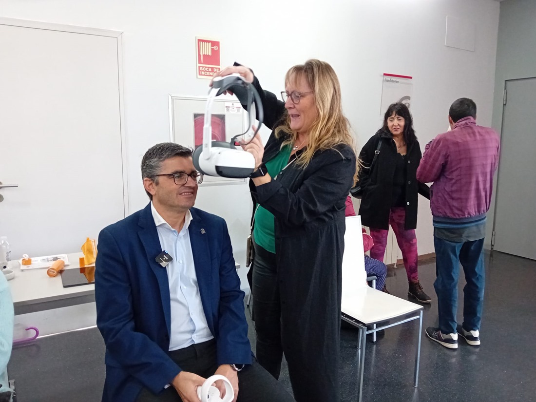 El Consejero se prueba las gafas de realidad virtual (JUNTA)