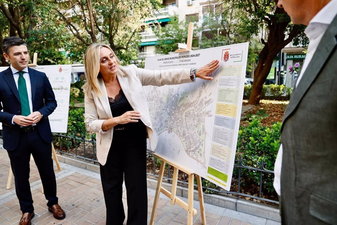 La alcaldesa de Granada, Marifrán Carazo, en imagen de archivo en una presentación de obras para los distritos junto al edil de Presidencia, Jorge Saavedra (AYUNTAMIENTO)