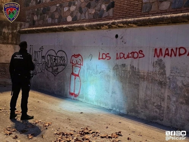 Pintada en el embarcadero del río Genil (PERFIL DE LA POLICÍA LOCAL EN LA RED SOCIAL X)