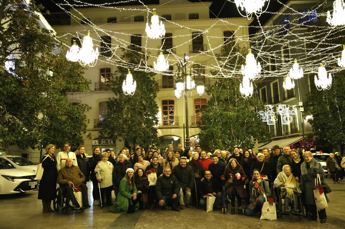 Mayores que han visitado el alumbrado navideño (AYTO. GRANADA)