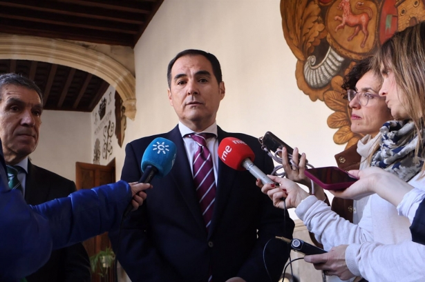El consejero de Justicia, Administración Local y Función Pública, José Antonio Nieto, atiende a los medios antes de asistir al último Pleno del año de la Sala de Gobierno del Tribunal Superior de Justicia de Andalucía (JUNTA DE ANDALUCÍA)