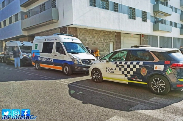 Coche de la Policía Local frente a una ambulancia, en imagen de archivo (POLICÍA LOCAL DE GRANADA)