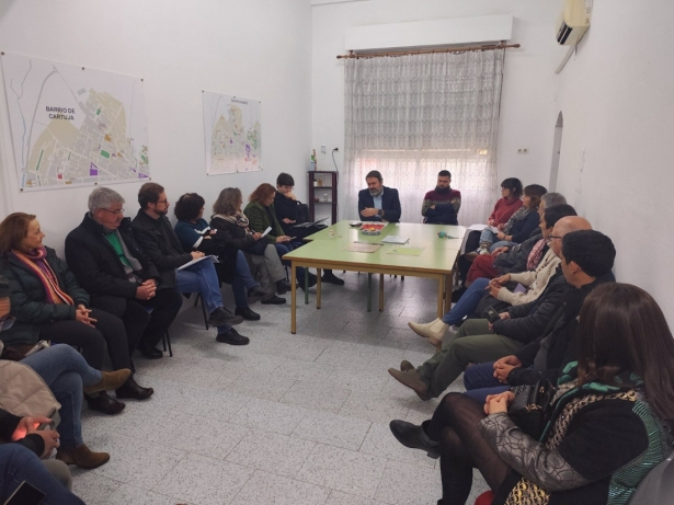 El secretario de Estado de Juventud e Infancia, Rubén Pérez, en un encuentro con vecinos de Cartuja (IU)