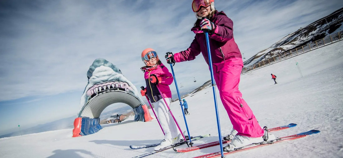 Esquiadoras en la estación de esquí de Sierra Nevada, en imagen de archivo (CETURSA SIERRA NEVADA)