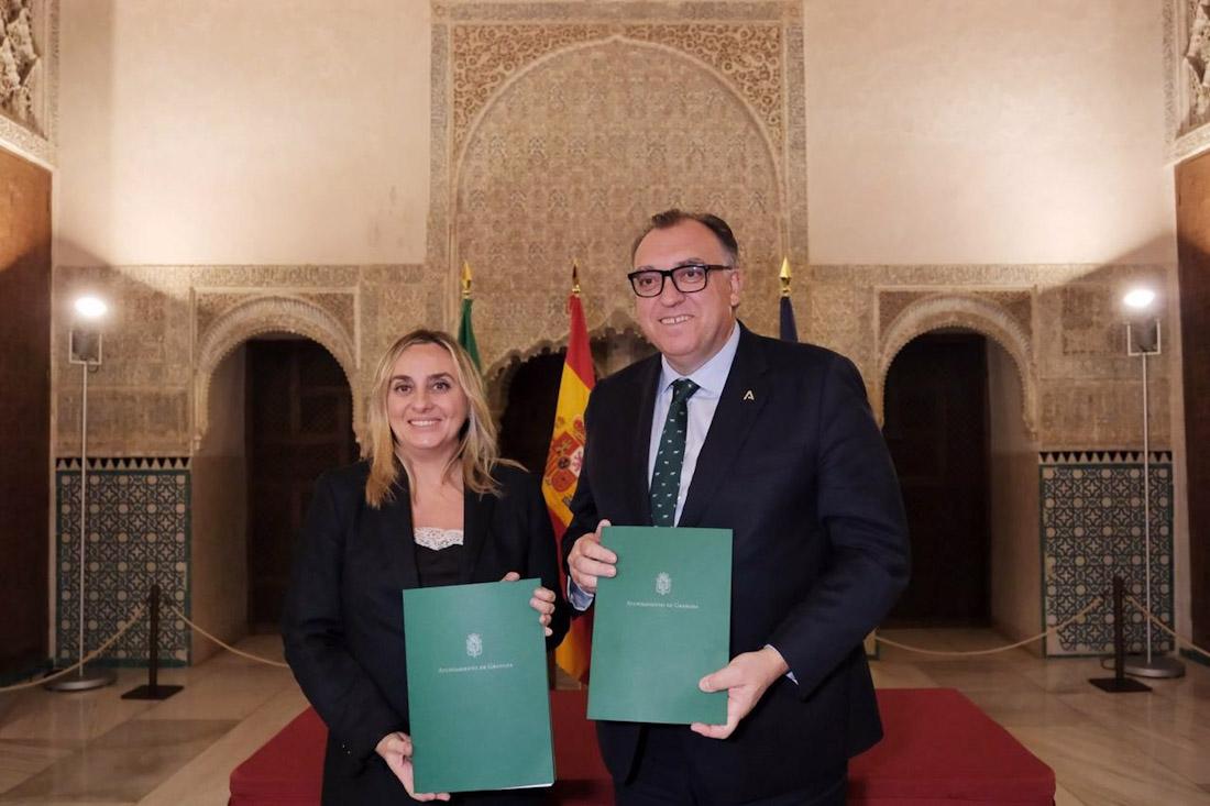 El consejero de Turismo y Andalucía Exterior de la Junta de Andalucía, Arturo Bernal, y la alcaldesa de Granada, Marifrán Carazo (JUNTA)