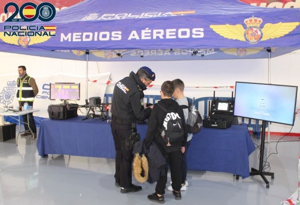 Stand de la Policia Nacional en Juveandalus (POLICIA NACIONAL)