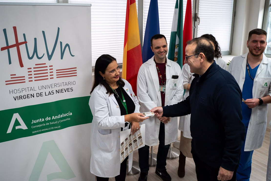 El lotero Jesús Ibáñez regala 20 décimos de lotería a los sanitarios que le salvaron la vida (JUNTA DE ANDALUCÍA)