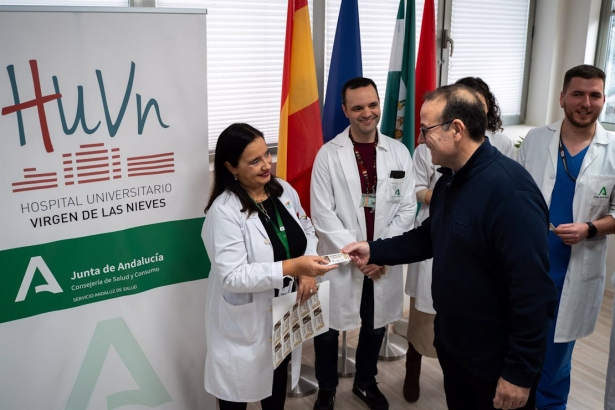 El lotero Jesús Ibáñez regala 20 décimos de lotería a los sanitarios que le salvaron la vida (JUNTA DE ANDALUCÍA) El lotero Jesús Ibáñez regala 20 décimos de lotería a los sanitarios que le salvaron la vida (JUNTA DE ANDALUCÍA)