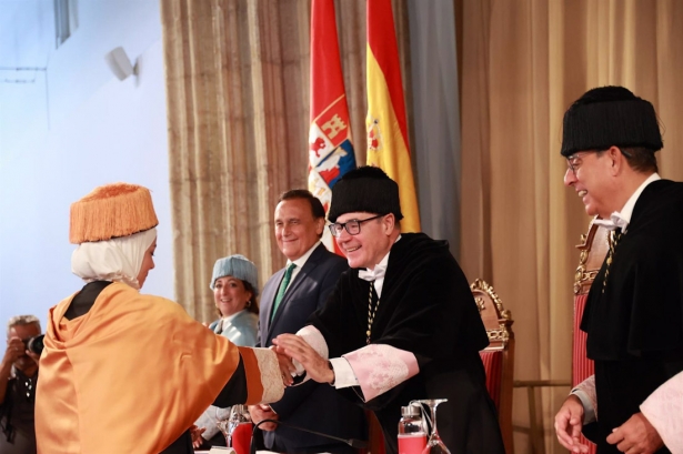 El rector de la UGR, Pedro Mercado, saluda a una universitaria en presencia del consejero de Universidad, Investigación e Innovación, José Carlos Gómez Villamandos (ROCÍO RUÍZ / EUROPA PRESS)