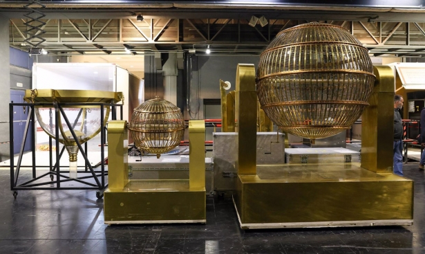 Los bombos y el resto de elementos llegan al Teatro Real de Madrid para el Sorteo Extraordinario de Navidad (MARTA FERNÁNDEZ/EUROPA PRESS (