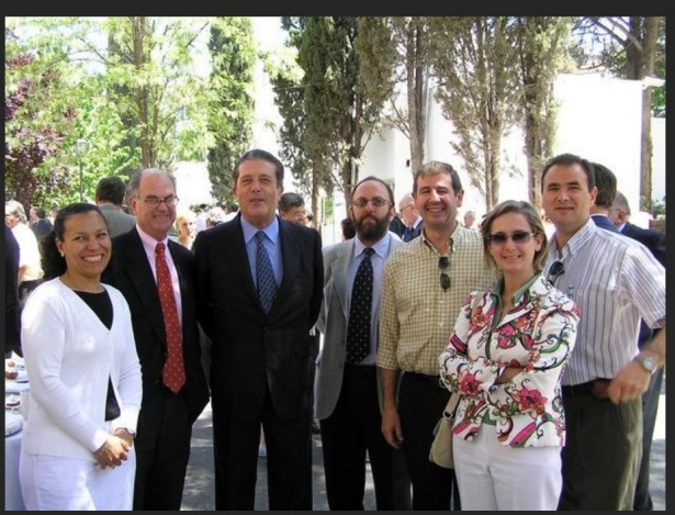 Federico Mayor Zaragoza junto a investigadores de la EEZ-CSIC en su visita con motivo del 50 aniversario del centro (EEZ)