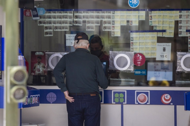 Dos personas compran lotería en una Administración. Imagen de archivo (MARÍA JOSÉ LÓPEZ - EUROPA PRESS) Dos personas compran lotería en una Administración. Imagen de archivo (MARÍA JOSÉ LÓPEZ - EUROPA PRESS)