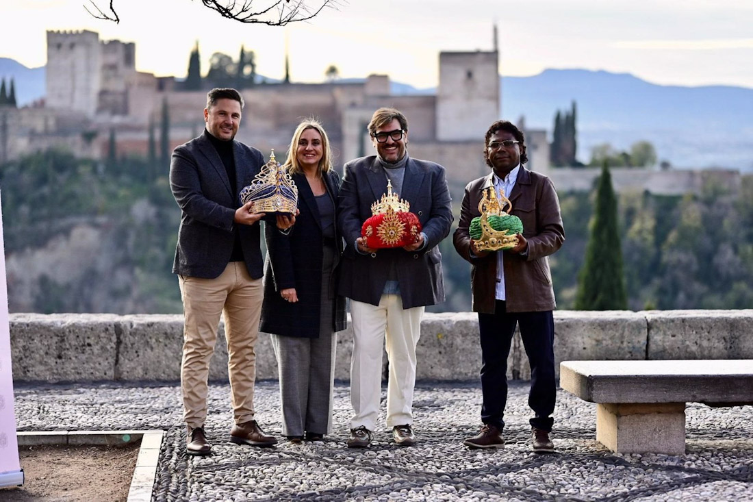 De izquierda a derecha el empresario de la comunicación Manu Bayona, la alcaldesa de Granada, Marifrán Carazo, el diseñador Antonio Gutiérrez y el vioinista Israel de França (AYUNTAMIENTO)