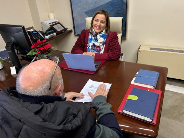 La alcaldesa de La Zubia, Puri López (AYUNTAMIENTO)