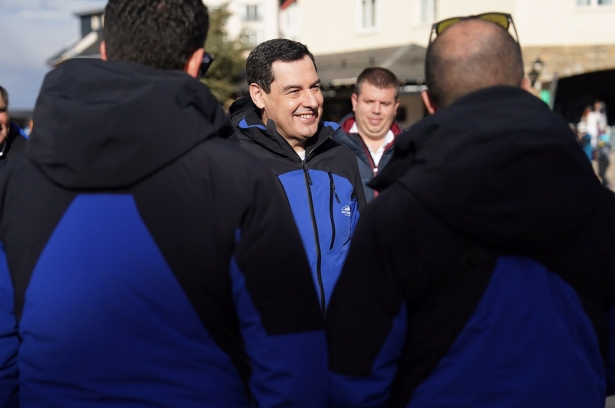 El presidente de la Junta de Andalucía, Juanma Moreno, en su visita este sábado a Sierra Nevada (JUNTA DE ANDALUCÍA)