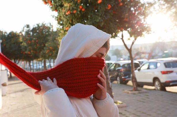 Una persona se abriga para protegerse del frío. Imagen de archivo (ROCÍO RUZ - EUROPA PRESS) Una persona se abriga para protegerse del frío. Imagen de archivo (ROCÍO RUZ - EUROPA PRESS)