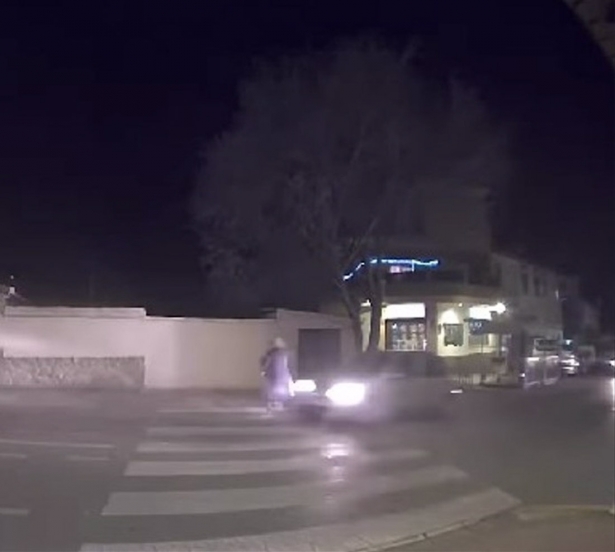 Imagen del momento del atropello a una mujer en Ogíjares (POLICÍA LOCAL OGÍJARES) Imagen del momento del atropello a una mujer en Ogíjares (POLICÍA LOCAL OGÍJARES)