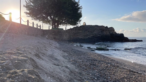 Playa de Cotobro en Almuñécar (Granada) tras el temporal que se ha llevado la última aportación de arena (AYUNTAMIENTO DE ALMUÑÉCAR)