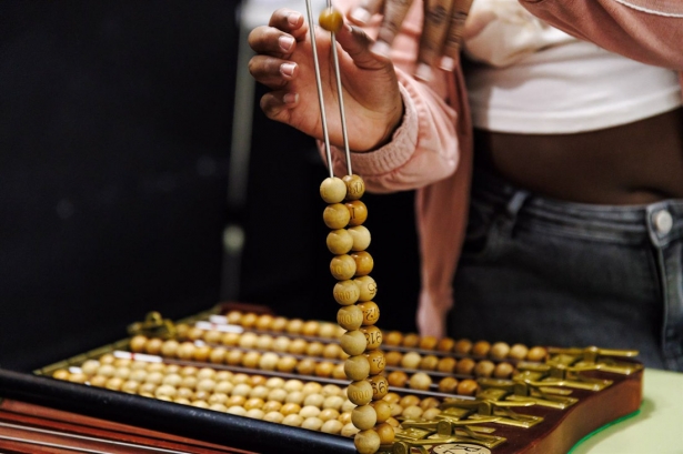 Una niña ensaya el Sorteo Extraordinario de la Lotería de Navidad, en el colegio de San Ildefonso (CARLOS LUJÁN - EUROPA PRESS) Una niña ensaya el Sorteo Extraordinario de la Lotería de Navidad, en el colegio de San Ildefonso (CARLOS LUJÁN - EUROPA PRESS)