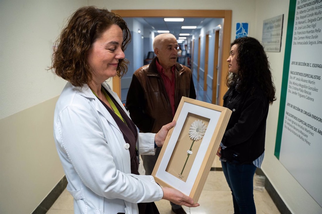 Pacientes con un trasplante de hígado obsequian al Hospital Virgen de las Nieves de Granada con una `flor de la vida`. (JUNTA DE ANDALUCÍA)