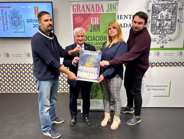 Presentación de la Global Game Jam con el edil de Ciudad Inteligente de Granada, Vito Epíscopo, segundo por la izquierda en la imagen (AYUNTAMIENTO)