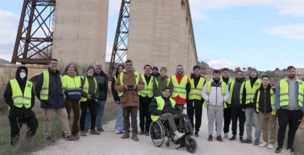 Investigadores de la UJA y alumnado participante en el proyecto, junto al puente (UNIVERSIDAD DE JAÉN)