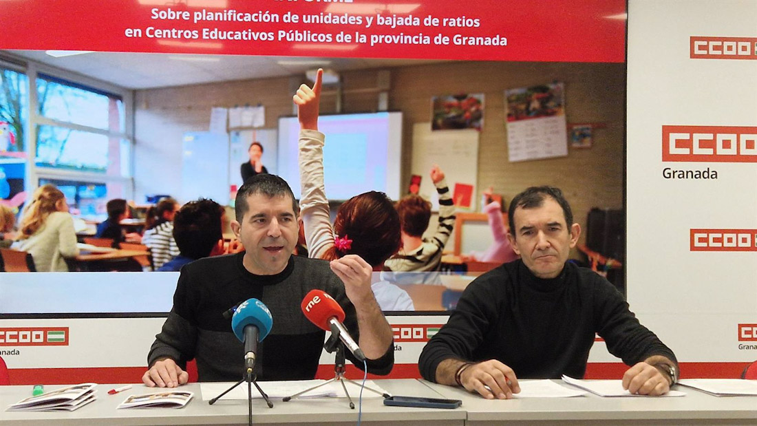El secretario general de CCOO Granada, Daniel Mesa, a la izquierda en la imagen, junto con su responsable de Enseñanza Pública, Camilo Alaminos (CCOO)