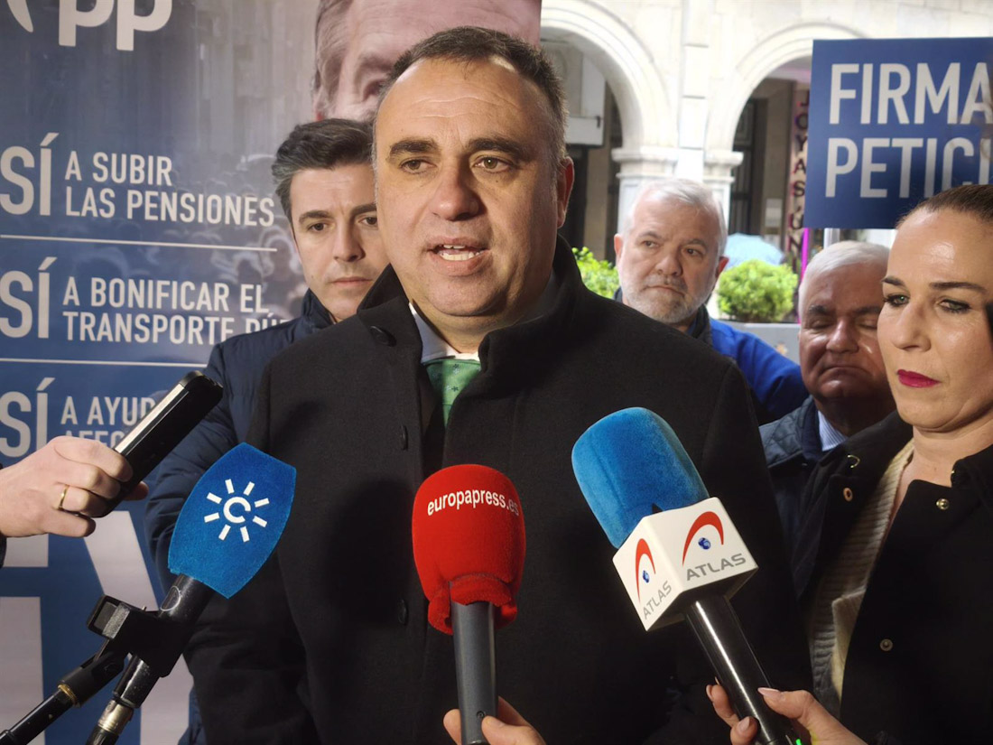 El presidente del PP de Granada, Francis Rodríguez, atiende a los medios (PP)