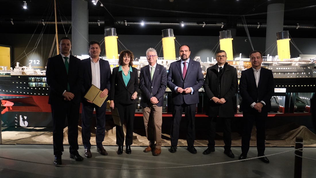Representantes institucionales frente a la maqueta del Titanic (PARQUE DE LAS CIENCIAS)
